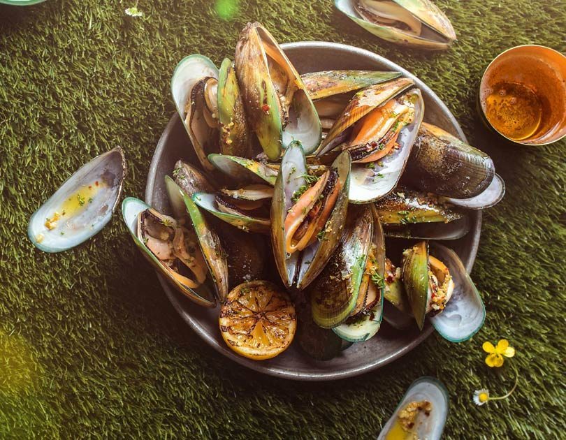 MUSSELS WITH CHILLI, LEMON & GARLIC BUTTER