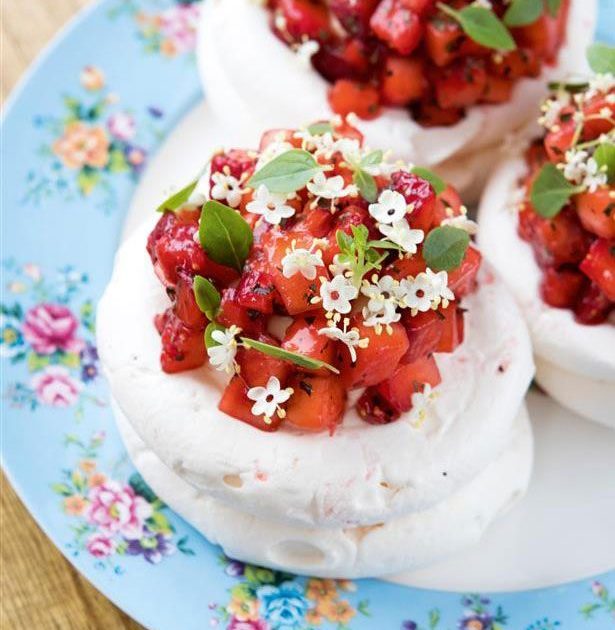 STRAWBERRY KAWAKAWA PAVLOVA