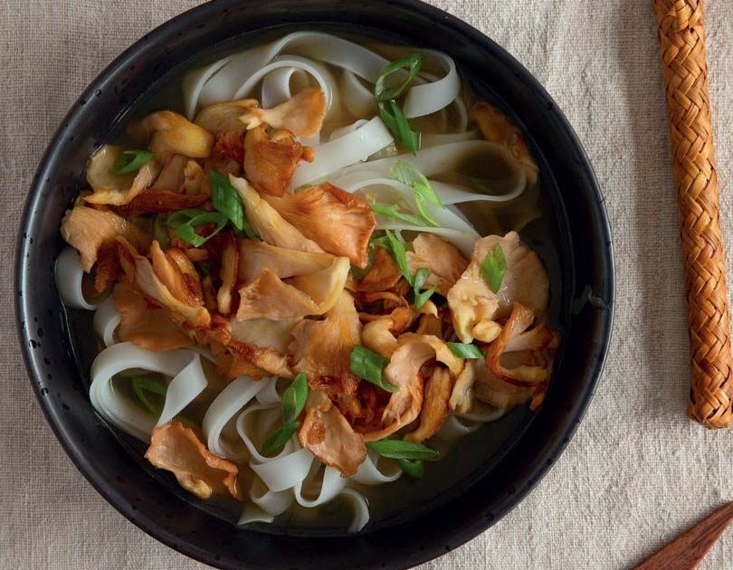 CHICKEN BROTH WITH RICE NOODLES, SPRING ONION & PINK MUSHROOMS