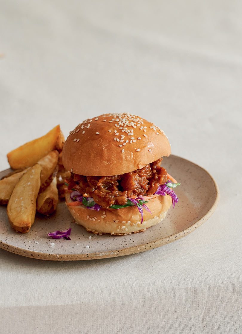 SOUTHERN-STYLE PULLED CELERIAC BURGERS SOUTHERN-STYLE PULLED CELERIAC BURGERS