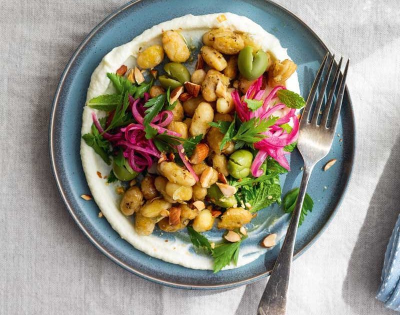 GOLDEN BEANS WITH CAULIFLOWER SKORDALIA