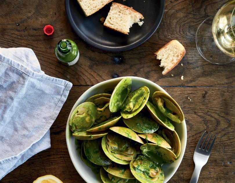 CLOUDY BAY MOON SHELL CLAMS WITH SAUVIGNON BLANC & PARSLEY BUTTER