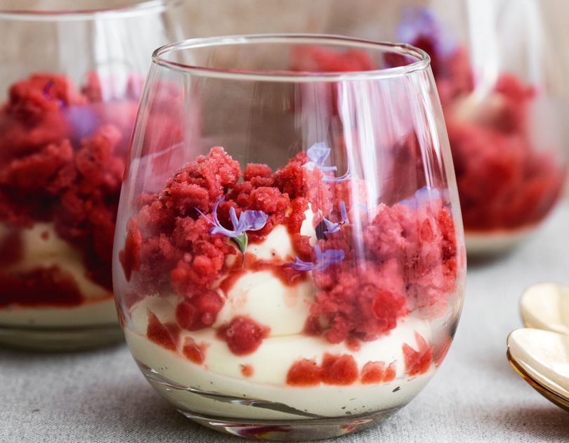 VANILLA CREAM WITH STRAWBERRY & HOROPITO GRANITA