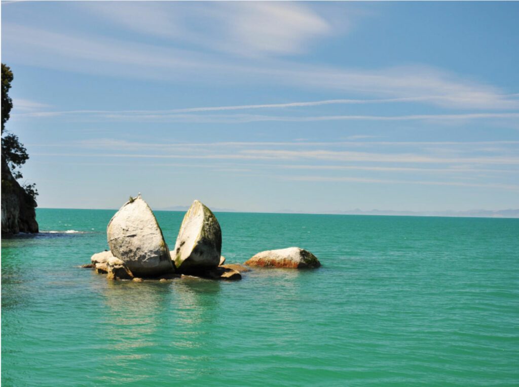 Abel-Tasman-National-Park-Split-Apple-Rock